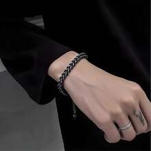 1 Bracciale Cesare best-seller europeo e americano, bracciale in acciaio al titanio resistente allo sbiadimento, stile hip-hop europeo e americano, di lusso leggero e di nicchia, con design alla moda (super cool nero puro). Simboleggia il personaggio dominante sul polso degli uomini, l'aspetto accattivante degli outfit quotidiani e la texture durevole del gioiello. Adatto agli uomini che seguono lo stile hip-hop europeo e americano