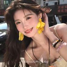 Bright Holiday Style Yellow Petal Tassel Earrings For Women, Travel Photos Show A Small Face And Exaggerated Earrings, Atmosphere - 黃色 - 查看 2