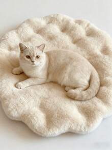 Esterilla de peluche para mascotas, adecuada para gatos, perros y otros animales pequeños. Es resistente al desprendimiento de pelo, tiene un fondo antideslizante y se puede lavar a máquina a bajas temperaturas para ayudar a mantener a las mascotas libres de enfermedades de la piel. La esterilla de peluche proporciona un ambiente cálido y cómodo, creando un acogedor nidito para tus mascotas.