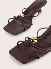 Sandalias de tacón alto con puntera cuadrada y decoración metálica, elegantes y de moda para mujer. Sandalias tipo mule de tacón de gatito versátiles y cómodas para usar en la playa. - Marrón - Ver 4