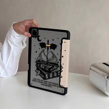 这款精美可爱的万圣节卡通黑蝙蝠书，印有字母、月亮和星星，双面喷漆亚克力透明水晶背壳，防震设计，适用于 iPad 第七代、第八代（10.2 英寸）、第十代。内置笔槽，支持睡眠唤醒功能/多种折叠支架方式。是万圣节和新年礼物的理想之选。 - 彩色 - 查看 3