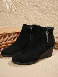Damen Mode Ankle Boots | Exquisites Veloursleder Obermaterial | TPR rutschfeste dicke Sohle | Erhöhter Keilabsatz Design | Neue vielseitige Reißverschluss Ankle Boots für den Winter | Stilvolle Schnallen Stiefel, ideal für Partys und Arbeit - Schwarz - Übersicht 8