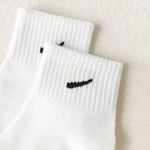 10/20 par białych i czarnych, elastycznych skarpet sportowych do połowy łydki dla dzieci, wygodnych i modnych, odpowiednich na każdą porę roku, do noszenia na co dzień i do szkolnego mundurka - Wielokolorowe - Zobacz 5