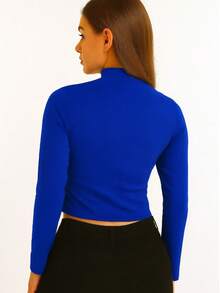 Top corto elegante de punto acanalado para mujer, cuello alto, manga larga, tejido ligeramente elástico para un estilo informal. - azul real - Ver 2