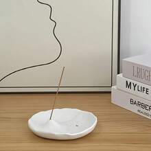 Un brûle-encens en résine artisanal avec un design élégant et minimaliste, esthétiquement durable, convenant aux temples domestiques, au yoga, à la lecture, à la méditation et à d'autres scénarios. Un accessoire idéal pour le salon, support à encens (source de parfum non incluse).