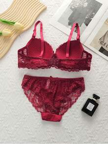 一套两件装欧美风女士内衣套装，包括一件带不可拆卸衬垫罩杯的超细纤维蕾丝文胸和一条配套的低腰内裤