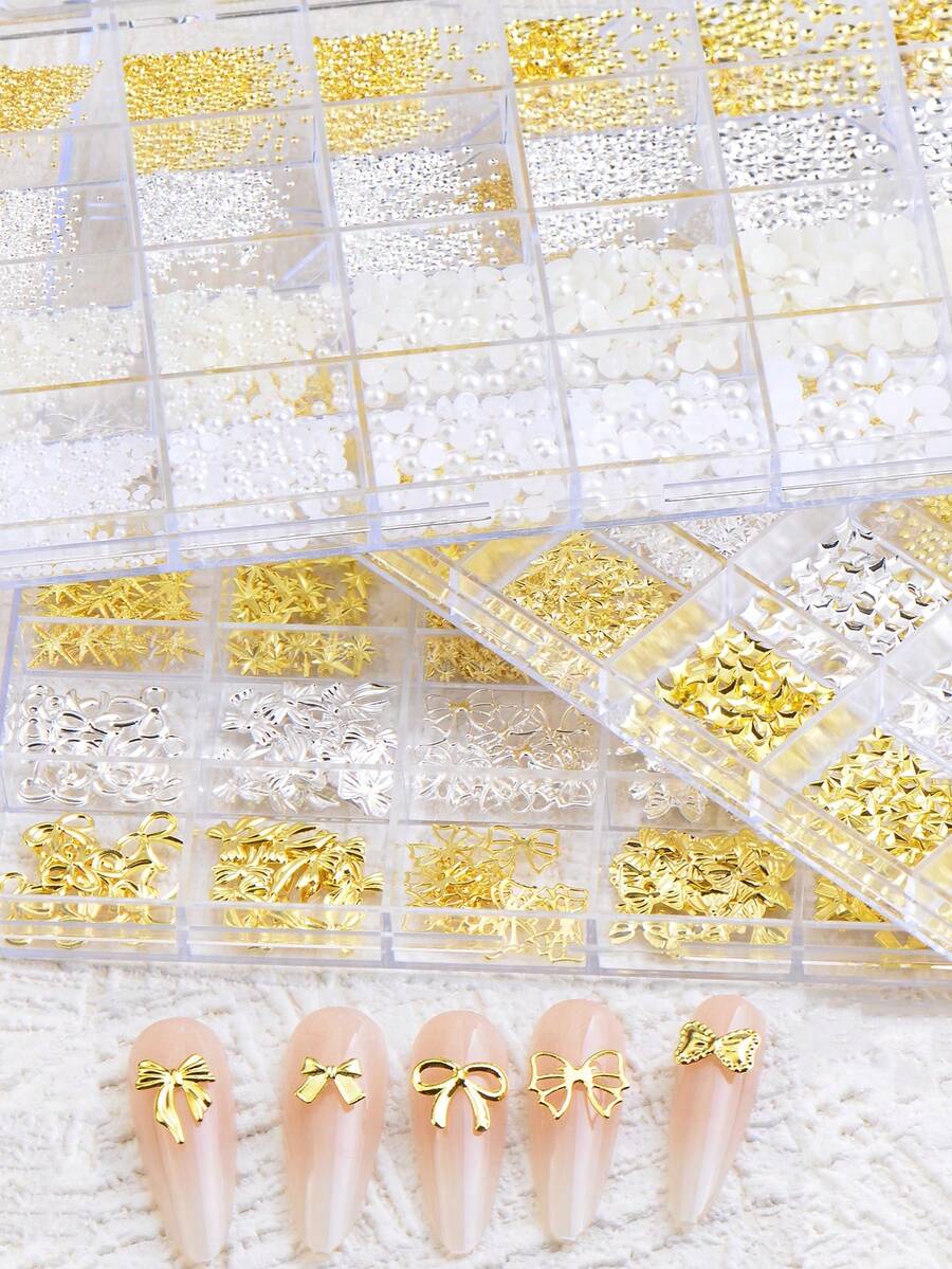 مجموعة من إكسسوارات فن الأظافر ثلاثية الأبعاد بسيطة من السبائك المعدنية، تشمل فيونكات خفيفة الوزن وفاخرة، وخرز على شكل نجوم، وبراشيم، لزخرفة الأظافر وفن الأظافر DIY. تحتوي المجموعة على مجموعة متنوعة من إكسسوارات الأظافر ثلاثية الأبعاد رقيقة وصغيرة، كل منها مصنوع بعناية من مواد سبائك معدنية عالية الجودة، مما يعرض البريق الدافئ المميز للمعدن.