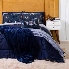 Kit Edredom Cobertor SOLTEIRO Astros Azul Marinho com Almofada Estampada 04 Peças - Dupla Face Percal 300 Fios Toque Macio Acetinado Tecido Pantografado em Linha Decoração Astrologia Signos Estrelas Espaço Fases da Lua Astronomia Universo