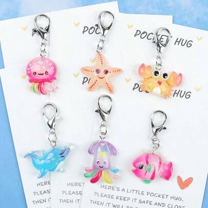 1 Stück/6 Stück süße Meereskreatur Schlüsselanhänger, inklusive Oktopus, Seestern, Krabbe, Wal, leuchtende Farben, niedliche Designs. Die Karte vermittelt Gesellschaft und Trost, geeignet als Geschenk für Freunde/Familie, die Ozean-Themen lieben, um Ermutigung und Wärme zu spenden, auch toll als kleine Alltagsgeschenke, um Beziehungen zu stärken. Weihnachtstüten Charms Auto Lehrer Schwester Geschenkideen