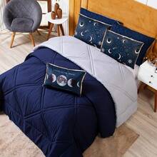 Kit Edredom Cobertor SOLTEIRO Astros Azul Marinho com Almofada Estampada 04 Peças - Dupla Face Percal 300 Fios Toque Macio Acetinado Tecido Pantografado em Linha Decoração Astrologia Signos Estrelas Espaço Fases da Lua Astronomia Universo