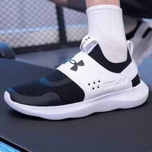 Under Armour Runplay 男士舒适柔软弹性透气轻便运动鞋，适合健身训练和跑步，建议选购大一码。 - 黑與白 - 查看 4