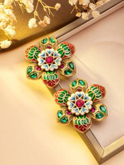 珐琅花卉耳环，复古彩色水晶花卉耳环，奢华多色宝石耳环。当复古珐琅工艺与花卉图案相遇，这款耳环成为欧美复古风的吸睛之星！彩色珐琅勾勒出层次丰富的花朵轮廓，镶嵌的彩色宝石更显奢华质感。