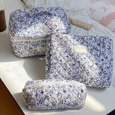 1个蓝色印花绗缝化妆包，便携大容量，带拉链，适合旅行度假，可收纳卫生巾、护垫、钥匙、有线耳机、充电器、口红、化妆品、香水、化妆刷等，是护肤和美容产品的理想收纳包，适合女性，也是圣诞节礼物佳选。