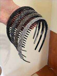 1/4 bucăți de bandă de păr multifuncțională cu diamant colorat pentru femei, bandă de păr cu stras strălucitor la modă, bandă de păr antiderapantă cu dinți, bandă de păr pentru mască facială de machiaj feminin, stras încrustat cu margine largă retro elegant negru, bandă de păr strălucitoare cu ornamente de păr antiderapante cu dinți, potrivită pentru spălarea și machiajul zilnic al feței pentru femei și fete, haine de navetă, sezonul de întoarcere la școală, haine de sezon, petreceri etc.