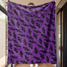 1 Stück gemütliche Fledermaus-Muster Decke - Weiche Plüsch Ganzjahres-Wurfdecke mit lebendigem lila & schwarzem Fledermausdesign, strapazierfähig & pflegeleicht für Bett, Sofa und Wohnkultur, perfekt für Halloween oder gotische Themenräume, Halloween-Dekorationen