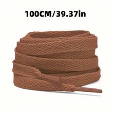 各种款式和尺码的平底休闲鞋，配有平底鞋带