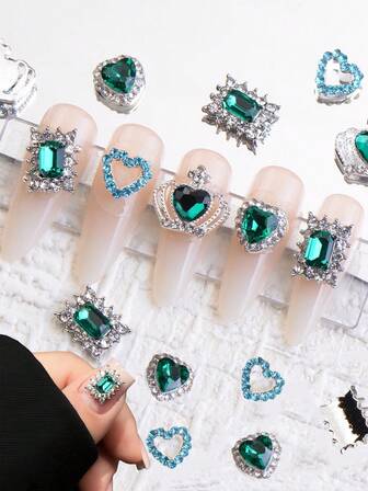 4/10 piezas de lindos adhesivos para uñas con forma de corazón de estilo japonés y coreano, con diamantes completos de esmeralda, rectángulo de esmeralda de color azul hielo hueco y corona de corazón de esmeralda. Cada uno irradia un delicado brillo azul hielo, como si condensara la frescura y el ensueño del invierno.