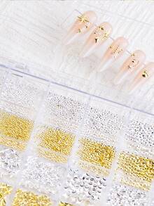 مجموعة من إكسسوارات فن الأظافر ثلاثية الأبعاد بسيطة من السبائك المعدنية، تشمل فيونكات خفيفة الوزن وفاخرة، وخرز على شكل نجوم، وبراشيم، لزخرفة الأظافر وفن الأظافر DIY. تحتوي المجموعة على مجموعة متنوعة من إكسسوارات الأظافر ثلاثية الأبعاد رقيقة وصغيرة، كل منها مصنوع بعناية من مواد سبائك معدنية عالية الجودة، مما يعرض البريق الدافئ المميز للمعدن.