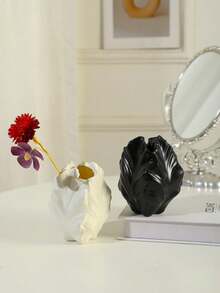 This Compact Resin Vase Is Suitable For Modern Home Decor. The Coral Resin Vase Complements The Scandinavian-Style Grid Grass, Making It An Ideal Choice For Coffee Tables, Offices, Bookshelves, And Living Rooms. Vase/Glass Vase - Multicolor - View 7