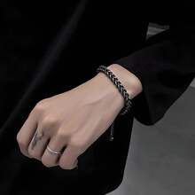 1 Bracciale Cesare best-seller europeo e americano, bracciale in acciaio al titanio resistente allo sbiadimento, stile hip-hop europeo e americano, di lusso leggero e di nicchia, con design alla moda (super cool nero puro). Simboleggia il personaggio dominante sul polso degli uomini, l'aspetto accattivante degli outfit quotidiani e la texture durevole del gioiello. Adatto agli uomini che seguono lo stile hip-hop europeo e americano