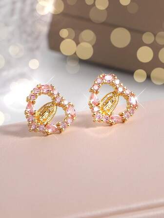 1 par glänsande hjärtformade örhängen med jungfru Maria-motiv, inläggningar av rosa syntetiska kubiska zirkoniastenar, unik ihålig hjärtdesign, små och fina, lämpliga för kvinnor, kan bäras till bröllop, katolska smycken, alla hjärtans dag, mors dag, även en utmärkt present till mamma (örhängesnålarna är böjbara men kan återställas till sin ursprungliga form)