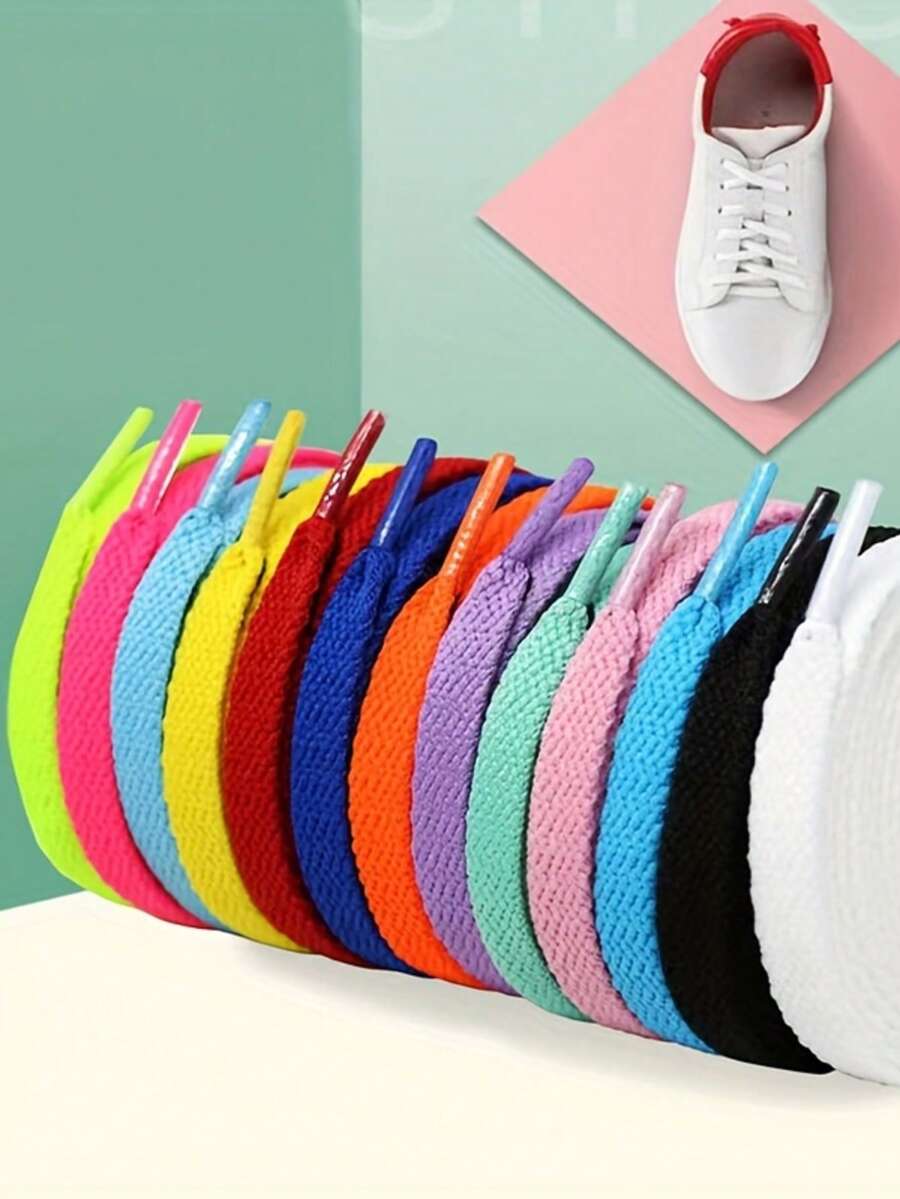 各种款式和尺码的平底休闲鞋，配有平底鞋带