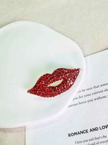 1 pieza Broche de labios rojos para el Día de San Valentín para damas - Moda, con incrustaciones de rhinestone, accesorios de ropa de alta gama, flores para el pecho, a prueba de aceite para evitar que se muestre, alfileguridad - El regalo perfecto del Día de San Valentín para mujeres Navidad