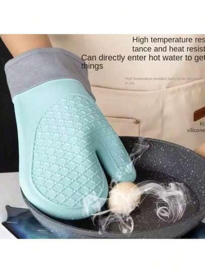 Guanti da forno antiscivolo in silicone isolanti, resistenti al calore, alle scottature e impermeabili, per la cucina domestica e professionale, forni, microonde e grill. Guanti protettivi da cucina multifunzionali. Realizzati in silicone con fodera in tessuto morbido, comodi, traspiranti e facili da pulire, lavabili in lavatrice. Design antiscivolo testurizzato per una presa sicura, perfetti per pentole, padelle, teglie e grill caldi. Equipaggiamento protettivo essenziale per cucinare, cuocere al forno e grigliare. Adatto per l'uso in ristoranti, hotel e cucine domestiche. Design ergonomico, durevole e resistente all'usura. Ambidestro.