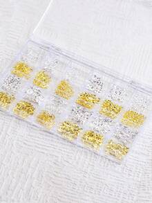 مجموعة من إكسسوارات فن الأظافر ثلاثية الأبعاد بسيطة من السبائك المعدنية، تشمل فيونكات خفيفة الوزن وفاخرة، وخرز على شكل نجوم، وبراشيم، لزخرفة الأظافر وفن الأظافر DIY. تحتوي المجموعة على مجموعة متنوعة من إكسسوارات الأظافر ثلاثية الأبعاد رقيقة وصغيرة، كل منها مصنوع بعناية من مواد سبائك معدنية عالية الجودة، مما يعرض البريق الدافئ المميز للمعدن.