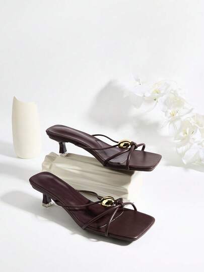 女士新款时尚优雅金属装饰露趾高跟方头人字拖凉鞋，百搭小猫跟穆勒鞋一脚蹬凉鞋，适合海滩穿着