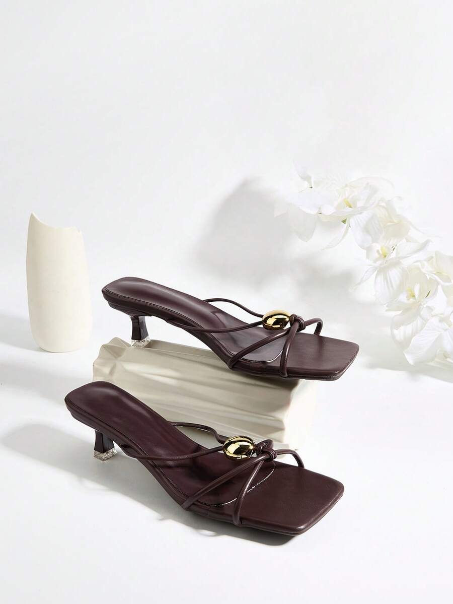 Sandalias de tacón alto con puntera cuadrada y decoración metálica, elegantes y de moda para mujer. Sandalias tipo mule de tacón de gatito versátiles y cómodas para usar en la playa. - Marrón - Ver 1