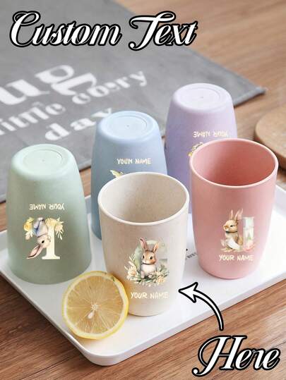 Botellas de agua personalizables con diseño de conejo, adornadas con dibujos de conejos y letras, que también incluyen tazas creativas para cepillos de dientes, botellas de agua para dormitorios, botellas de agua portátiles minimalistas para parejas y tazas para cepillos de dientes reforzadas. Son regalos perfectos para festividades como Pascua, San Valentín y Acción de Gracias.