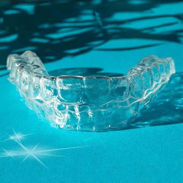 Bandeja transparente para clareamento e alisamento dos dentes, 2 peças, acessórios de higiene bucal inodoros para uso noturno, alivia o ranger dos dentes