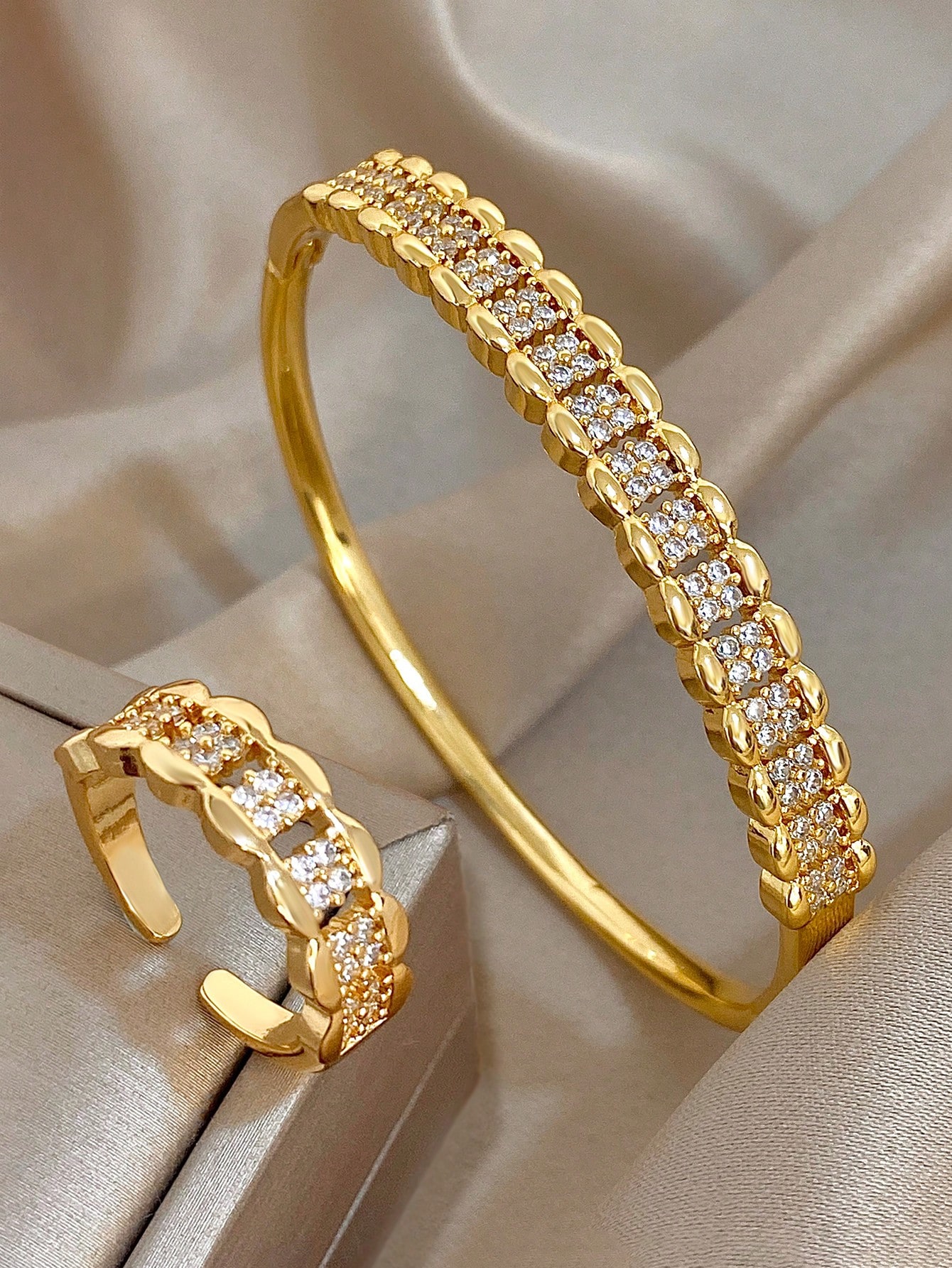 مجموعة سوار وخاتم مطلية بالذهب الأصفر عيار 18 قيرا...