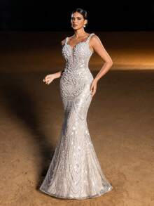 Faeriesty 这款优雅奢华的美人鱼晚礼服，饰有精致的仿珍珠肩带、系带露背设计以及闪亮的亮片点缀。美人鱼廓形搭配仿珍珠饰边肩带，是红毯活动、正式晚宴、婚礼和高端聚会的理想之选。同时，它也适合作为生日、夏季假期和派对的优雅礼服。春季派对 - 杏色 - 查看 9