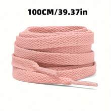 各种款式和尺码的平底休闲鞋，配有平底鞋带