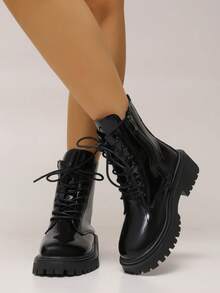 新款女士厚底摩托车靴，黑白圆头平底系带踝靴，户外圆头花纹真皮时尚靴，秋冬款 - 黑色 - 查看 4