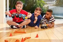 ZURU Smashers Monster Wheels Flame Mystery Pack, Over 25 Monster Trucks Surprises (Random)