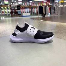 Under Armour Runplay 男士舒适柔软弹性透气轻便运动鞋，适合健身训练和跑步，建议选购大一码。 - 黑與白 - 查看 10