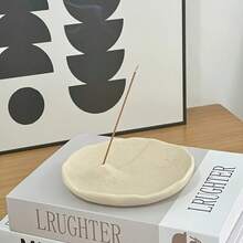 Un brûle-encens en résine artisanal avec un design élégant et minimaliste, esthétiquement durable, convenant aux temples domestiques, au yoga, à la lecture, à la méditation et à d'autres scénarios. Un accessoire idéal pour le salon, support à encens (source de parfum non incluse).