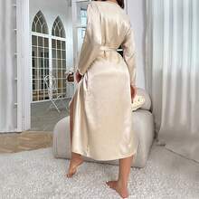 1pc Women's Solid Color Elegant Tie-Up Autumn/Winter Bathrobe, Sexy Short Satin Silk Soft Sleepwear, Suitable For Bride, Bridesmaid, Home Use.Weeding Season Short Dress Gown Initial Letter Robe, Morning Robe And Sleeping Robe - 卡其色 - 查看 5
