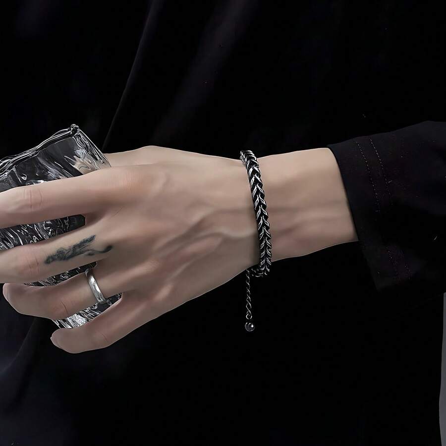 1 Bracciale Cesare best-seller europeo e americano, bracciale in acciaio al titanio resistente allo sbiadimento, stile hip-hop europeo e americano, di lusso leggero e di nicchia, con design alla moda (super cool nero puro). Simboleggia il personaggio dominante sul polso degli uomini, l'aspetto accattivante degli outfit quotidiani e la texture durevole del gioiello. Adatto agli uomini che seguono lo stile hip-hop europeo e americano