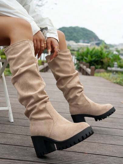 Stivali da donna con tacco largo e plissettatura, versatili fino alla caviglia