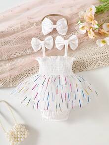 Bộ 2 món cho bé gái, chất liệu 100% cotton, mềm mại và thoáng khí, kiểu dáng thanh lịch, ngọt ngào, dễ thương, gồm áo khoác có dây đeo vai và nơ xếp ly thêu chữ, cùng váy lưới in sọc gradient và băng đô, phù hợp cho sinh hoạt hàng ngày, kỳ nghỉ, tiệc tùng, chụp ảnh, sinh nhật sơ sinh, váy dự tiệc cho bé. - trắng - Xem 4