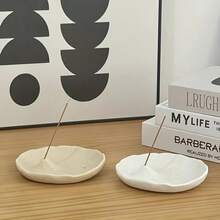 Un brûle-encens en résine artisanal avec un design élégant et minimaliste, esthétiquement durable, convenant aux temples domestiques, au yoga, à la lecture, à la méditation et à d'autres scénarios. Un accessoire idéal pour le salon, support à encens (source de parfum non incluse).