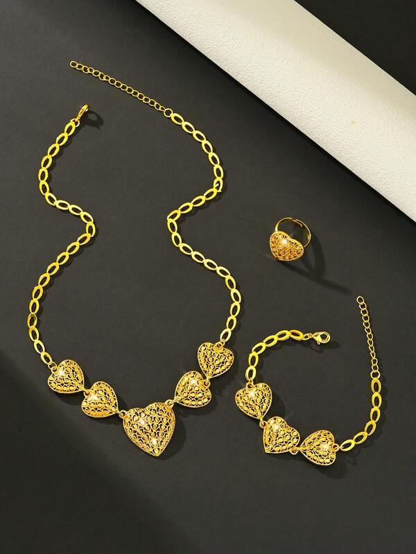مجموعة مجوهرات نسائية ذهبية اللون تشمل قلادة وأقراط وسوار، مجموعة مجوهرات قلب بسيطة وشخصية