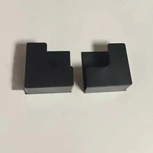 2个装壁挂式电子秤收纳架，免钻孔壁挂支架，专用电子秤壁挂式收纳架，电子秤收纳整理架，轻松粘贴安装，耐用塑料材质，节省空间设计，适用于浴室和家庭健身房，包含支架