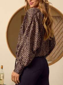 Elegancka bluzka damska na co dzień z dekoltem w serek i nadrukiem w groszki, idealna na co dzień, na wakacje, do pracy i do biura