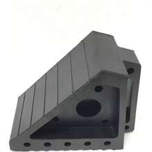 TRTY Topes de rueda negros de alta resistencia, fabricados de goma duradera, diseñados para el estacionamiento de vehículos industriales. Cuentan con bases antideslizantes para uso en exteriores e interiores, ideales para estabilizar automóviles, vehículos todoterreno, camiones, remolques y equipos. También adecuados como regalos para el Día del Padre, Halloween y Navidad.