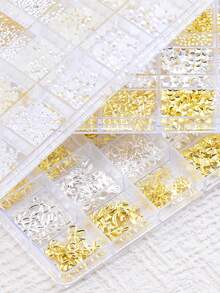 مجموعة من إكسسوارات فن الأظافر ثلاثية الأبعاد بسيطة من السبائك المعدنية، تشمل فيونكات خفيفة الوزن وفاخرة، وخرز على شكل نجوم، وبراشيم، لزخرفة الأظافر وفن الأظافر DIY. تحتوي المجموعة على مجموعة متنوعة من إكسسوارات الأظافر ثلاثية الأبعاد رقيقة وصغيرة، كل منها مصنوع بعناية من مواد سبائك معدنية عالية الجودة، مما يعرض البريق الدافئ المميز للمعدن.